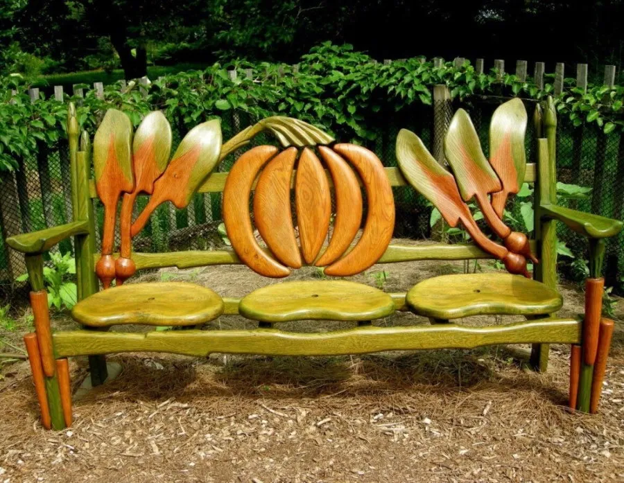 Деревянная скамейка необычного дизайна