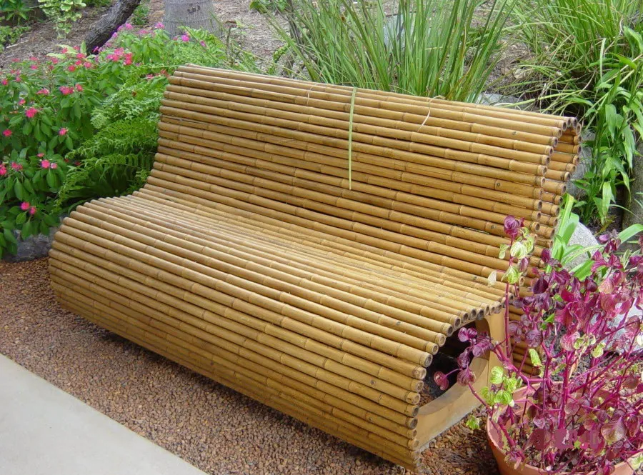 Удобная скамейка из бамбуковых стволов