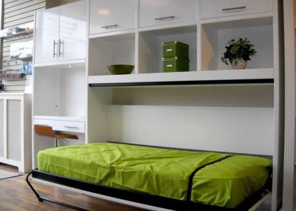 Горизонтальные подъемные кровати тоже могут встраиваться в шкаф