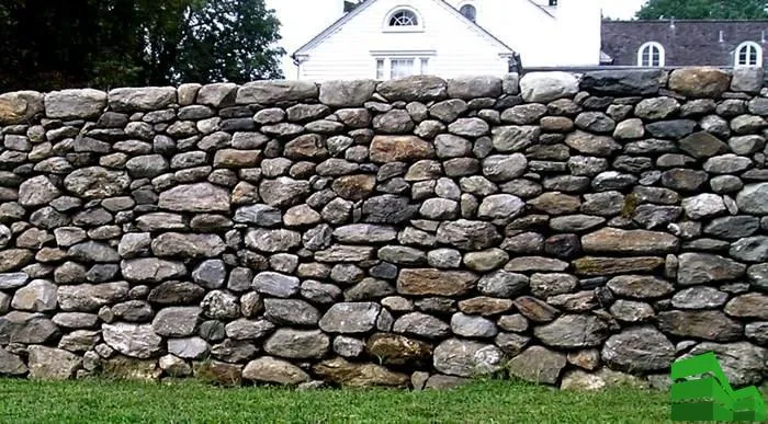 забор из камня под старину