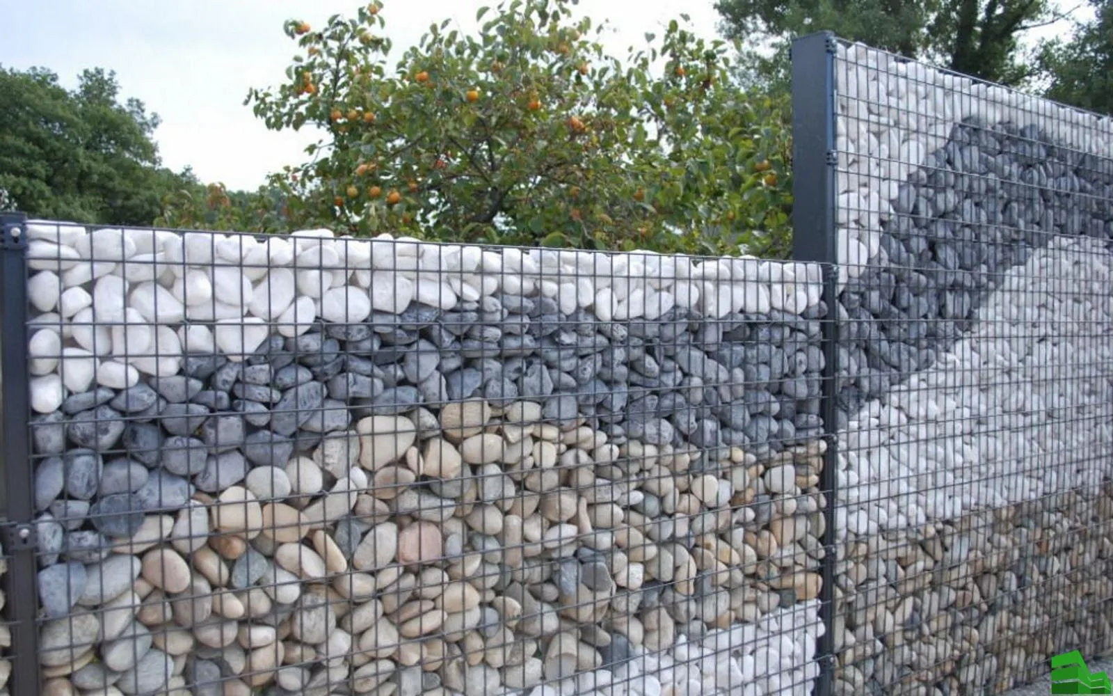каменный забор из гальки
