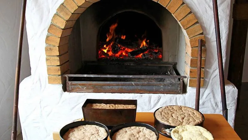 Традиционная русская печь на дровах для приготовления пищи