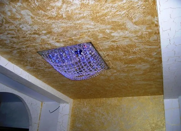 23. Потолок из гипсокартона с отделкой декоративной штукатуркой.jpg