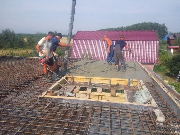 Заливка бетоном опалубки
