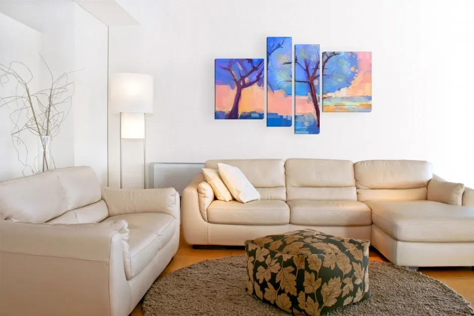 Картины в интерьере гостиной над диваном