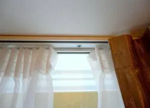 Как правильно вешать шторы на потолочный карниз