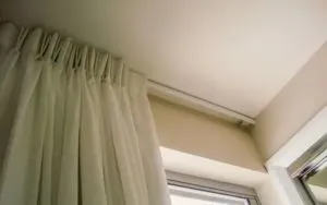Как правильно вешать шторы на потолочный карниз