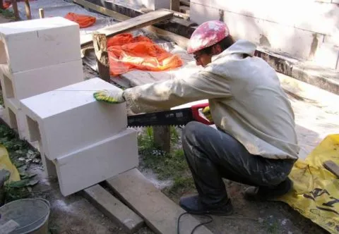 Ячеистые бетоны легко обрабатываются ручным инструментом