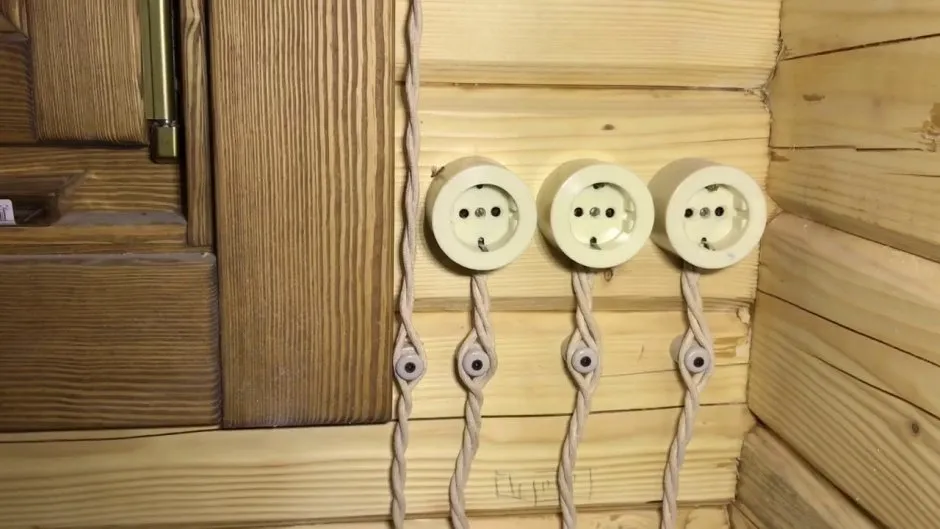 Комплектующие для электропроводки в деревянном доме