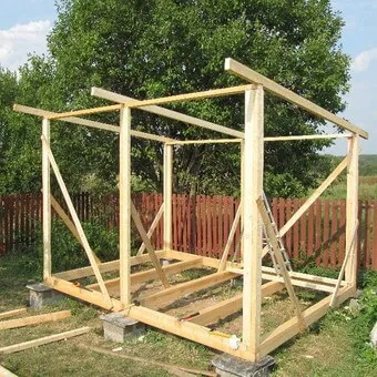 Как построить деревянный душ для дачи своими руками