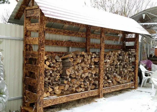  Деревянная дровница – оптимальное решение для хранения топлива во дворе.