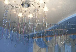 Новогоднее украшение потолка дождиком
