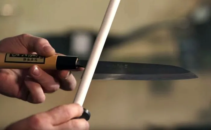 С помощью мусата можно легко поправить лезвие ножа прямо на кухне, практически не отрываясь от приготовления пищи
