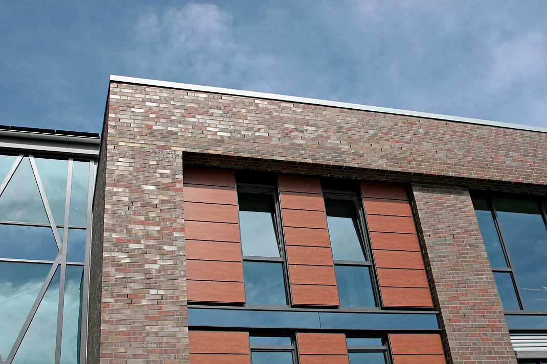 Изображение здание с фасадом их керамическими фасадными плитами