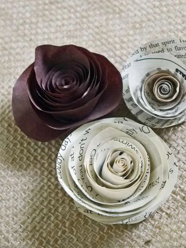 как сделать бумажные розы из книжных страниц