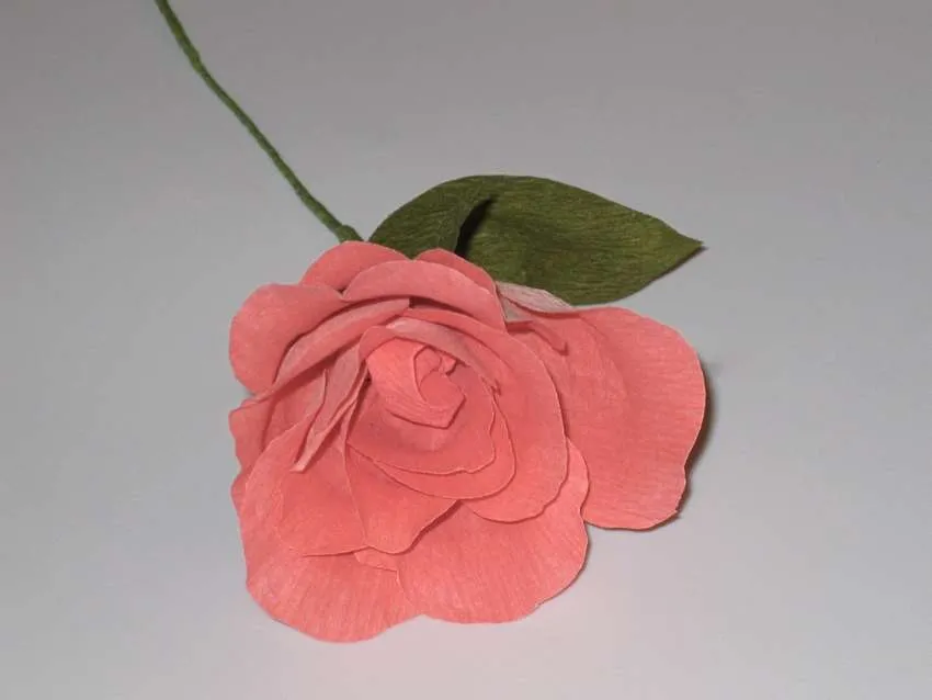 как сделать розу из крепированной бумаги