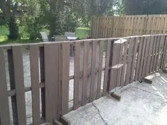 Pallet Fence.. Be kind of cool to put in the back at property line.. Paint it a fun color... Keep kids in yard.. Concrete Fence, Bamboo Fence, Pallet Garden, Gabion Fence