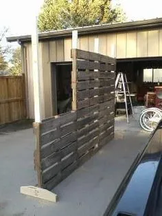 Lawn fence layouts can be as special as the private growing the lawn, if you have a little imagination or recognize where to locate aid with design ideas for lawn safe fencing. Pallett Wall, Wooden Pallets, Pallet Room, Pallet Privacy Fences, Pallet Size, Deer Fence, Pallet Barn, Diy Pallet Wall