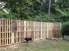 Oplotenie z drevených paliet | Nápady ako využiť drevené palety na ploty Diy Garden Fence, Patio Fence, Upcycle Garden, Pallets Garden, Brick Fence, Pool Fence