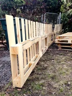 If you are looking for affordable ways to build a new fence for your yard or garden you should try pallet fencing.