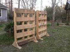 pallet garden fence to block the nosey neighbors view Wooden Pallet Projects, Pallet Crafts, Diy Projects, Garden Projects