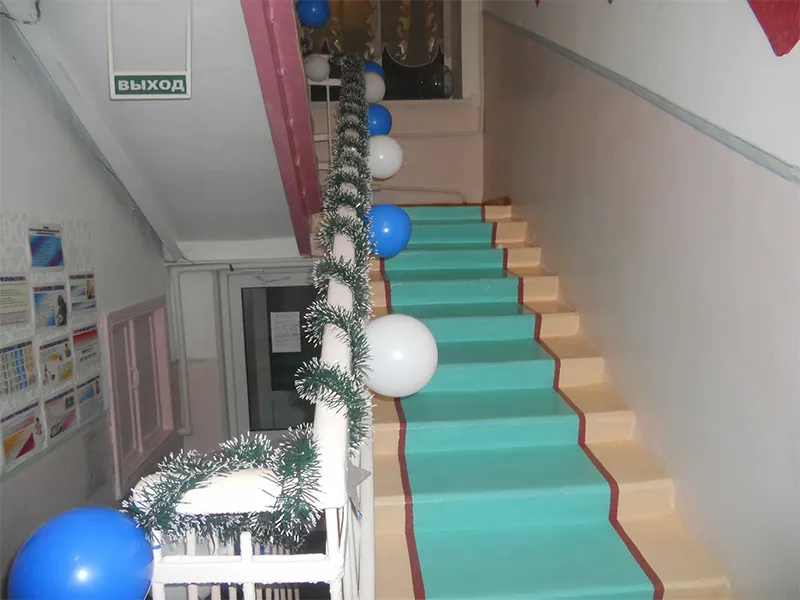 Как украсить лестницу на Новый год 2024 своими руками – свежие идеи декора с фото