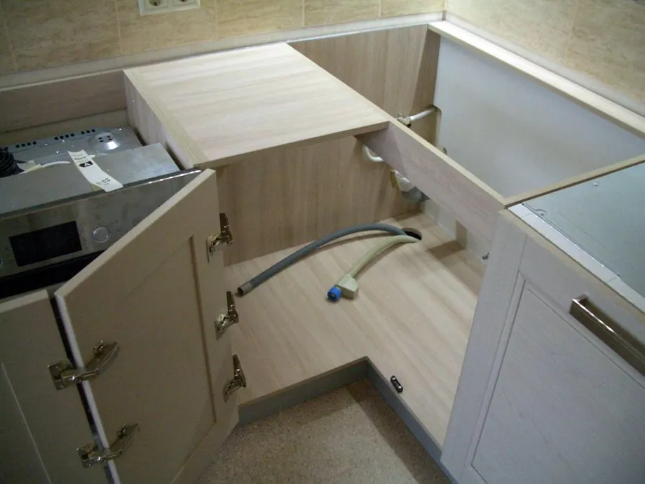 Угловой кухонный шкаф под мойку – как изготовить и собрать самостоятельно?
