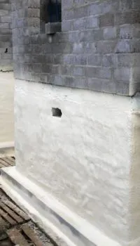 Стены из бетонного камня, возведенные по монолитной плите