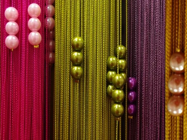 На фото продемонстрировано, как можно сочетать разные цвета нитей и дополнительные украшения
