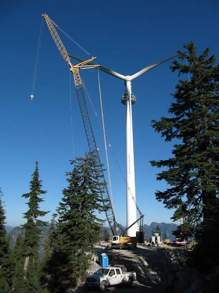 Высота некоторых ветрогенераторов достигает сотен метров. На фото: установка одной из турбин ветропарка Медвежья Гора (Bear Mountain) в провинции Британская Колумбия в Канаде. Одна такая ветроустановка обеспечивает электроэнергией 300 домохозяйств.