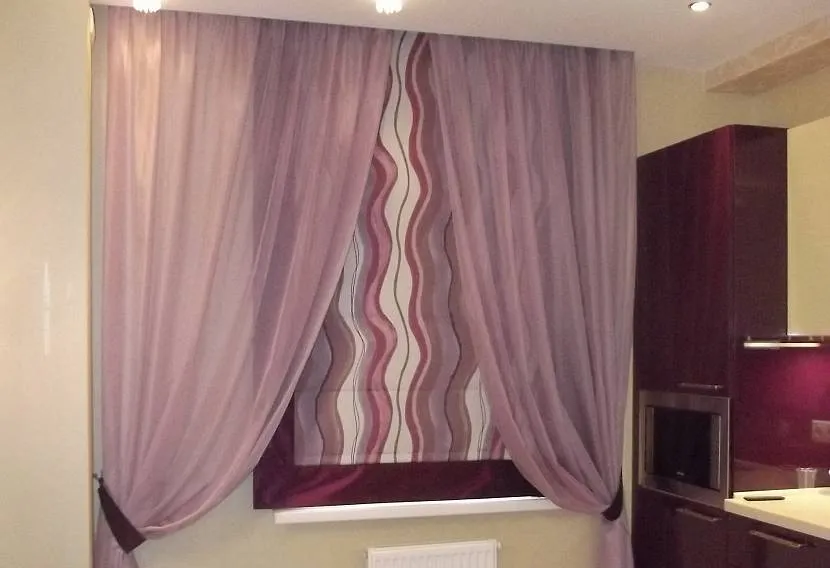 Розовые рулонные шторы с тюлем