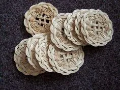 Плетенки (чужие работы) | ВКонтакте Basket Weaving Diy, Diy Weaving, Diy Basket, Weaving Projects, Willow Weaving, Bamboo Weaving, Newspaper Crafts, Baskets On Wall