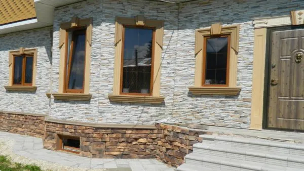 Дом, облицованный камнем – отлично смотрится и в разы дешевле в сравнении с каменной кладкой