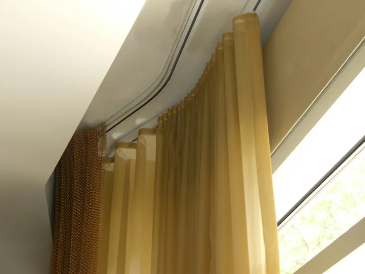как вешать шторы на потолочный карниз