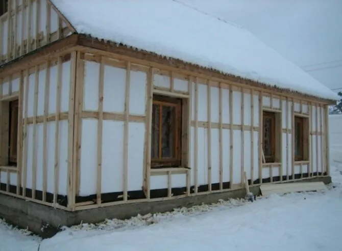 Каркасный дом можно строить зимой.