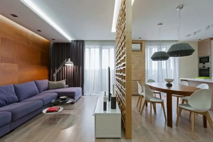 Зонирование кухни-гостиной в квартире-студии с помощью деревянной перегородки
