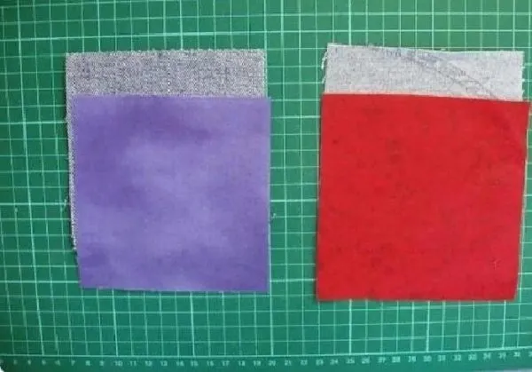 Необходимо взять квадрат из джинсовой ткани и приложить его к обратной стороне подкладочной ткани