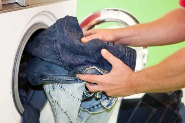 Некоторые виды джинсовой ткани можно стирать в стиральной машинке только на деликатном режиме
