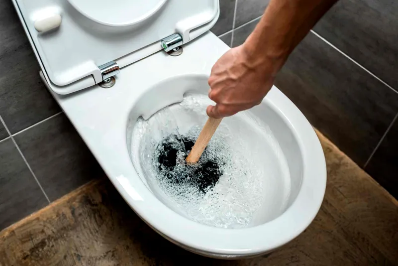 Самое главное, регулярно (примерно один раз в месяц) проводите профилактические чистки сливов в ванной и кухне, чтобы предупредить возникновение засора
