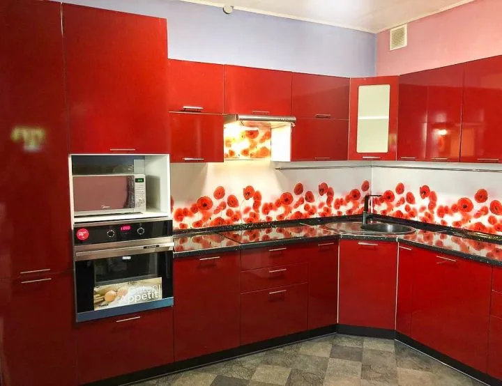 Ярко красная глянцевая кухня в стиле модерн.