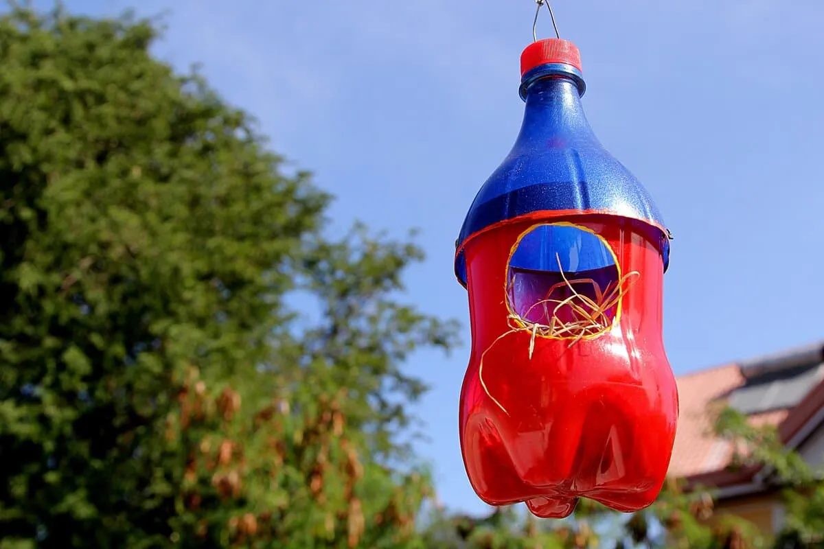 Для скворечника из пластиковой бутылки целесообразнее выбрать краску которая имеет высокую стойкость к влаге