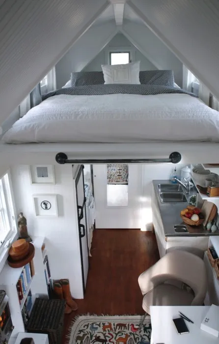 Подвесная кровать — оптимальное решение для квартиры под крышей. /Фото: theownerbuildernetwork.co