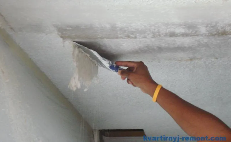 Очистить потолок от старой побелки