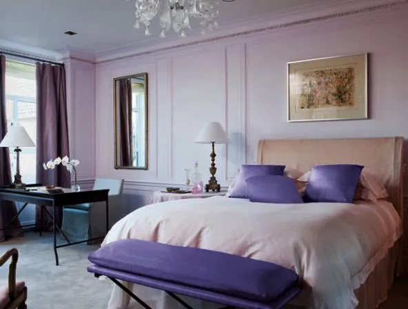 Интерьер комнаты в фиолетовом