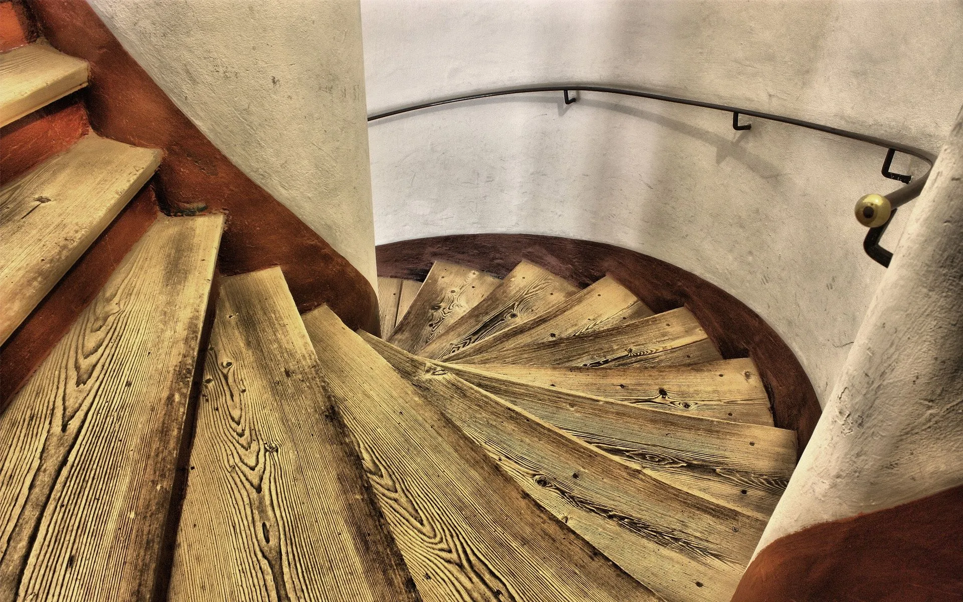 Лестница из старого дерева