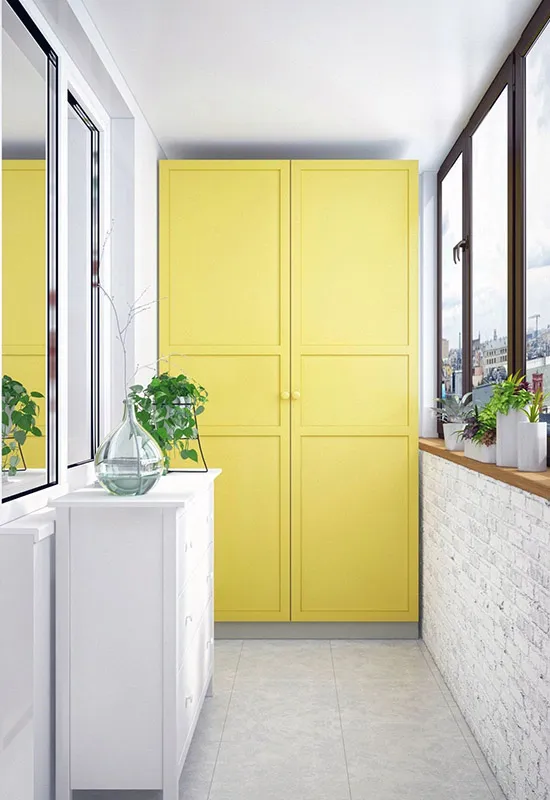 Широкий желтый шкаф с распашными дверями на балконе