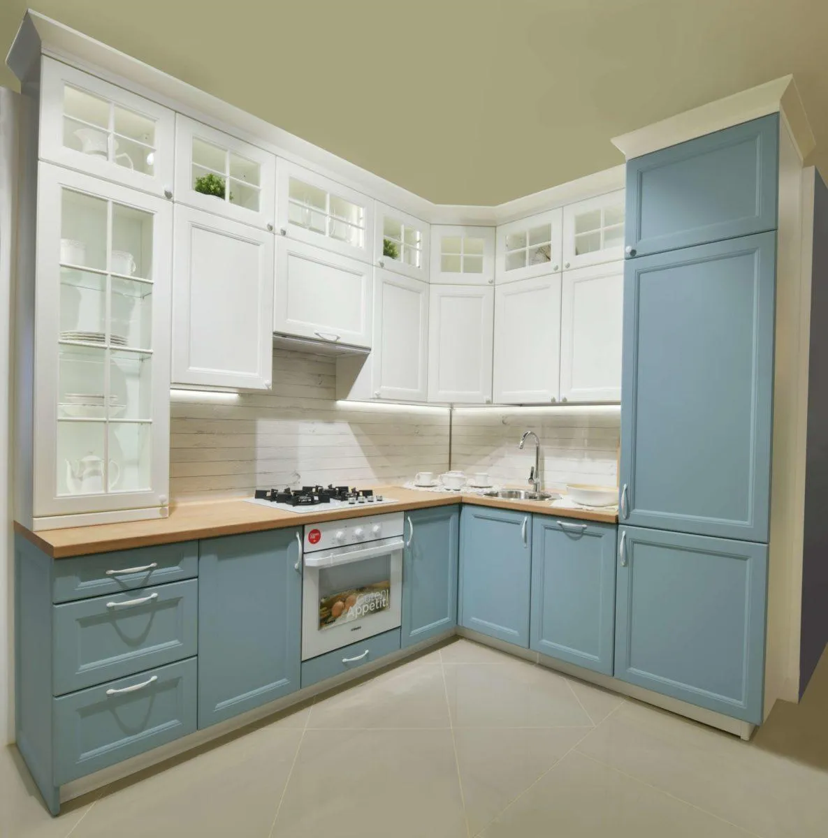 Сине-белая кухня до потолка 