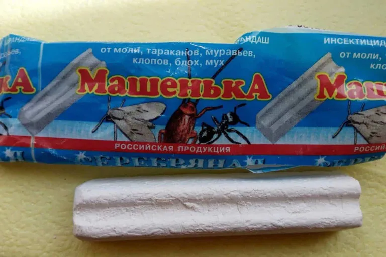 Тестируем средство от муравьев "Муравьед Супер" Инсектицидный мелок «Машенька» (Россия) позволяет избавиться не только от муравьев, но и от других вредных насекомых: моли, тараканов, блох и мух. Важная деталь — компоненты препарата периодически обновляются» width=»768″ height=»512″ >Инсектицидный мелок «Машенька» (Россия) позволяет избавиться не только от муравьёв, но и от других вредных насекомых: моли, тараканов, блох и мух. Важная деталь — компоненты препарата периодически обновляются</figure>
<p>Аналогично работают капсулы – наиболее современный товар на рынке. Их наносят единожды, после чего вредители исчезнут минимум на полгода.</p>
<p>Из перечисленных препаратов спреи наиболее опасны и сложны в эксплуатации. Есть несколько причин не использовать их как домашнее средство от муравьёв. Они токсичные, резко пахнущие и в случае неумелого обращения навредят жильцам. Безопаснее и проще обратиться к оставшимся препаратам.</p>
<p>При покупке не стоит экономить. Хорошо зарекомендовали себя зарубежные марки инсектицидов: немецкий «Globol» и корейский «Combat». Впрочем, и российские производители выпускают достойную продукцию: «Август», «Чистый дом», «Раптор», «Мурацид» тоже справятся с вредителями, но, скорее всего, не за одно применение.</p>
<p><iframe loading=