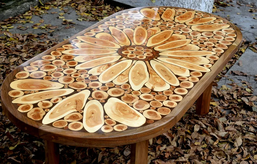 Благодаря своей прочности и эстетичности, стол из эпоксидной смолы очень часто устанавливают в лаунж-зоне