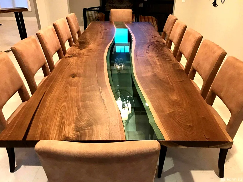 Особой популярностью пользуются столы-река изготовленные из эпоксидной смолы